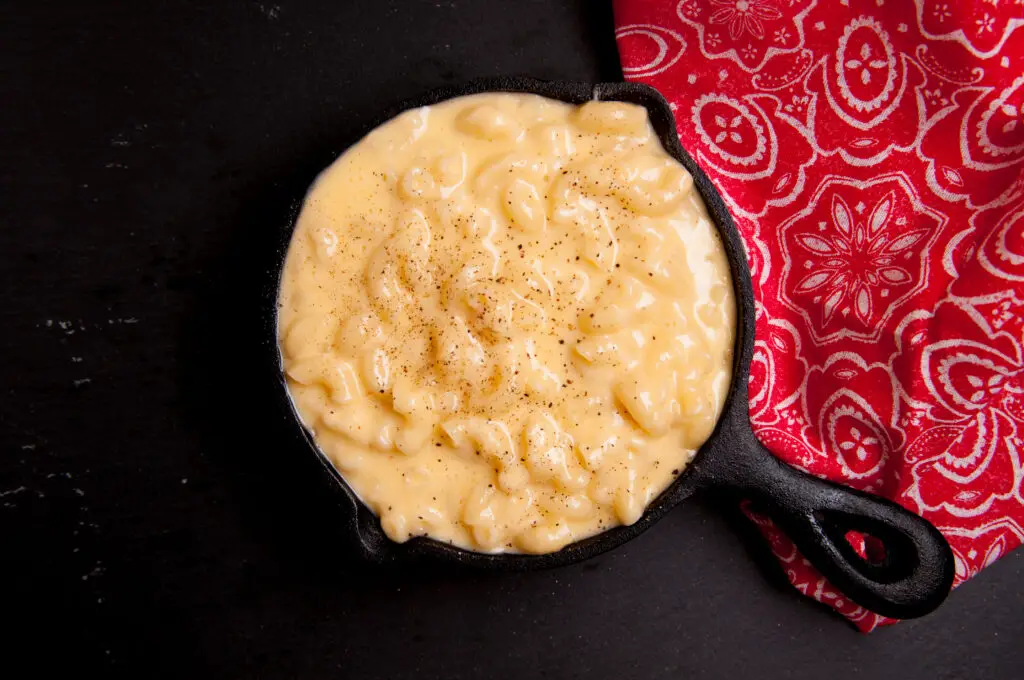 cast iron pan skillet of macaroni and cheese, mac n cheese | Image for: Can you freeze cooked pasta with cream sauce?