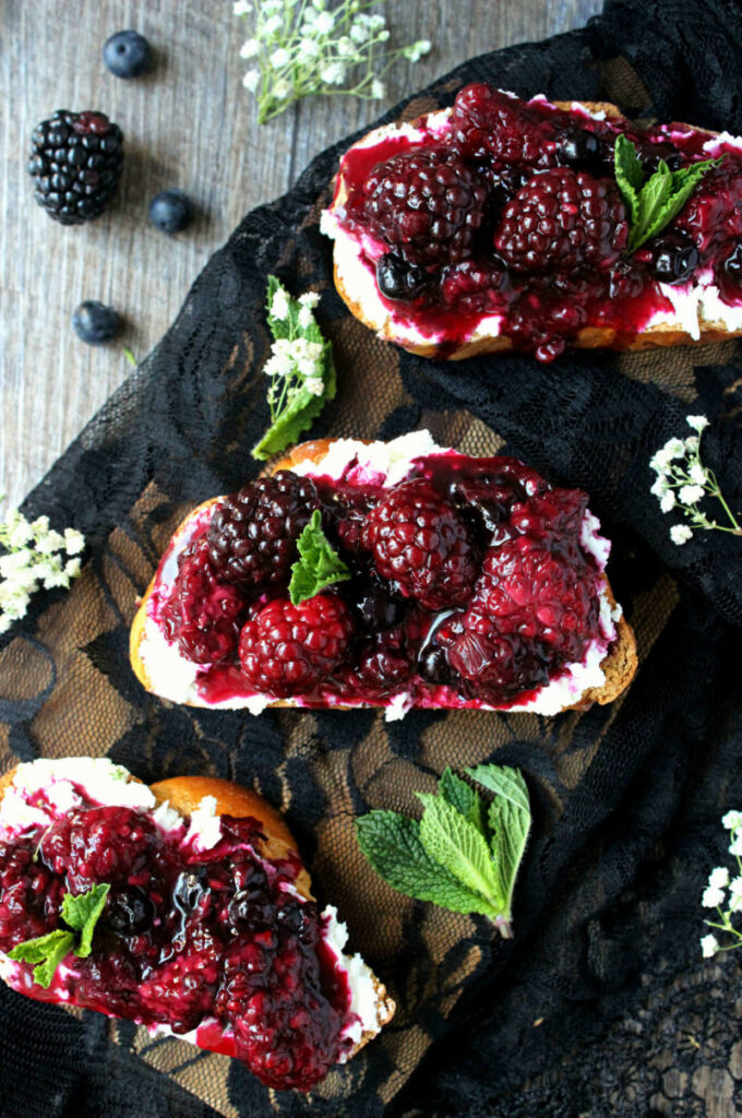 Smashed Blackberry and Goat Cheese Toasts - Wry Toasts